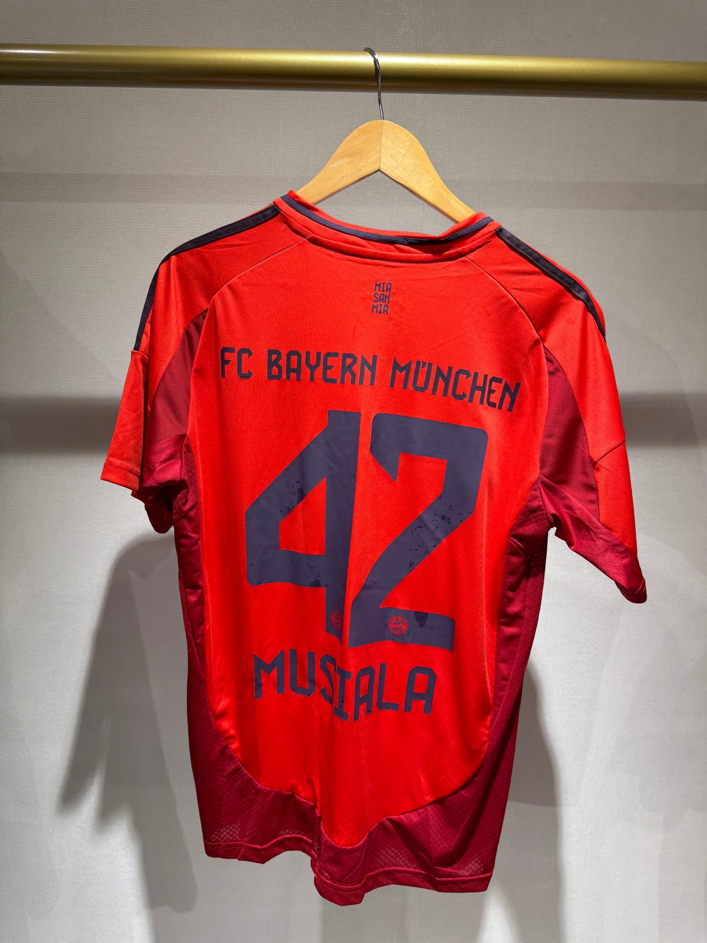 Bayern Münich, Sezona 2024/2025, Domaći Dres - Musiala 42
