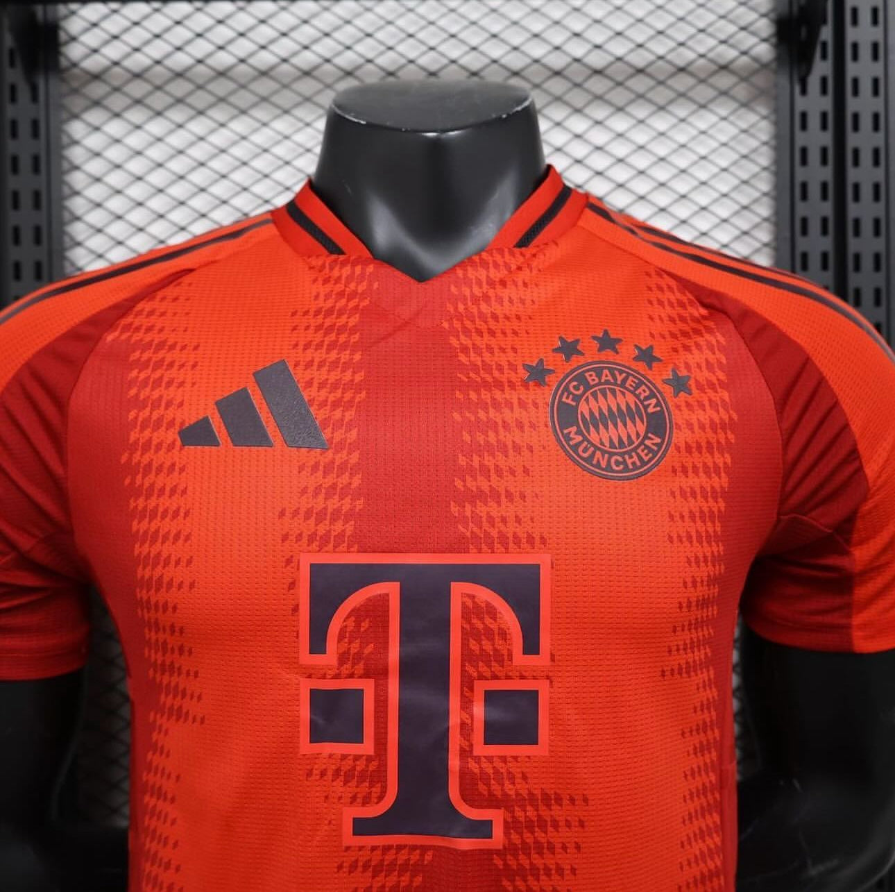 Bayern Münich, Sezona 2024/2025, Domaći Dres