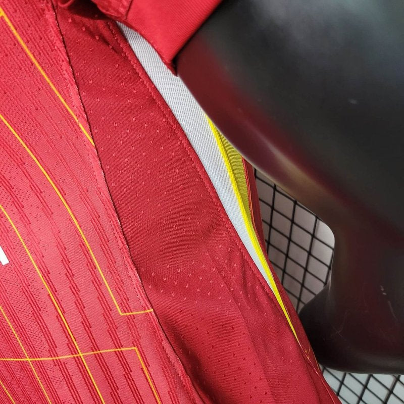 Liverpool, Sezona 2024/2025, Domaći Dres