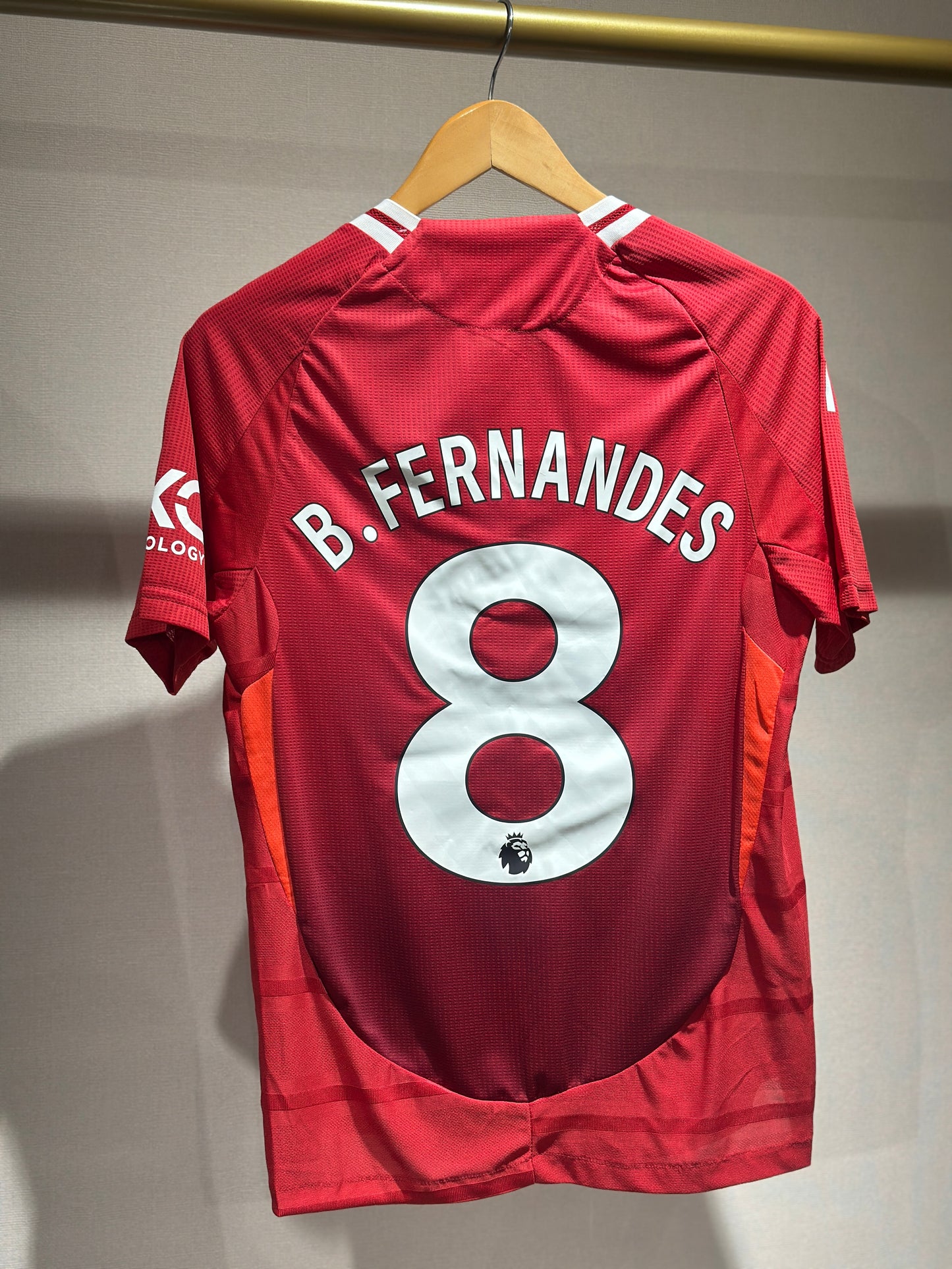 Manchester United, Sezona 2024/2025, Domaći Dres - Bruno 8