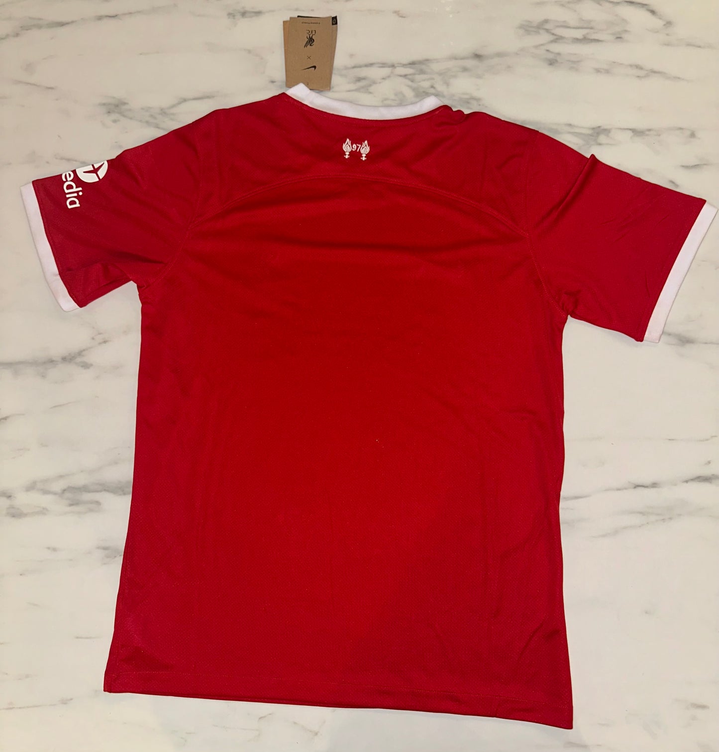 Liverpool, Sezona 2023/2024, Domaći Dres