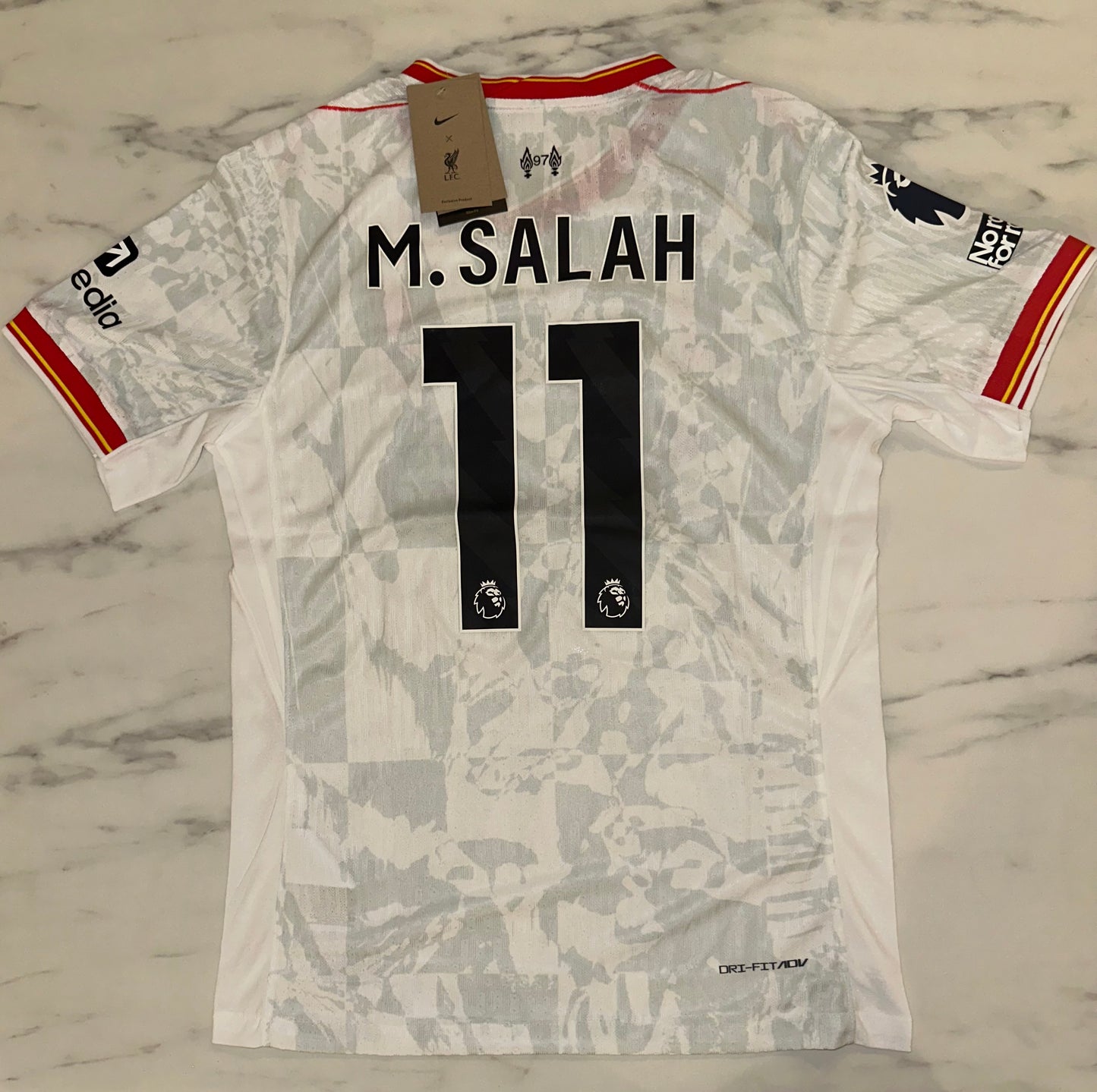 Liverpool, Sezona 2024/2025, Treći Dres - Salah 11