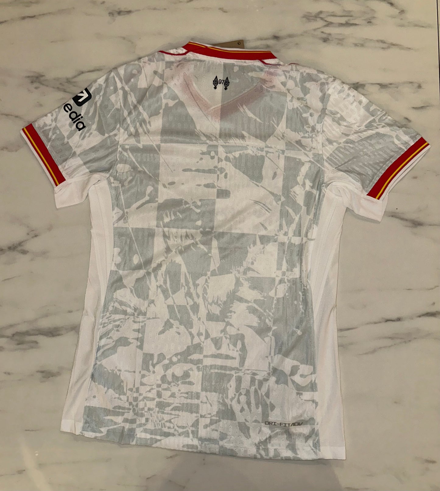 Liverpool, Sezona 2024/2025, Treći Dres