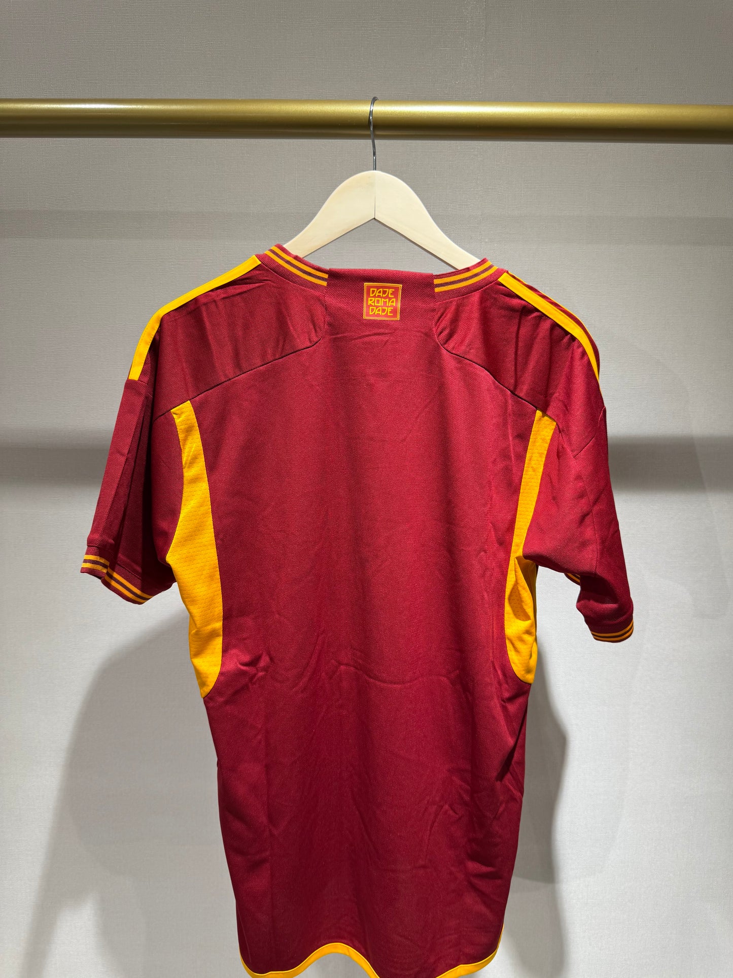 Roma, Sezona 2023/2024, Domaći Dres