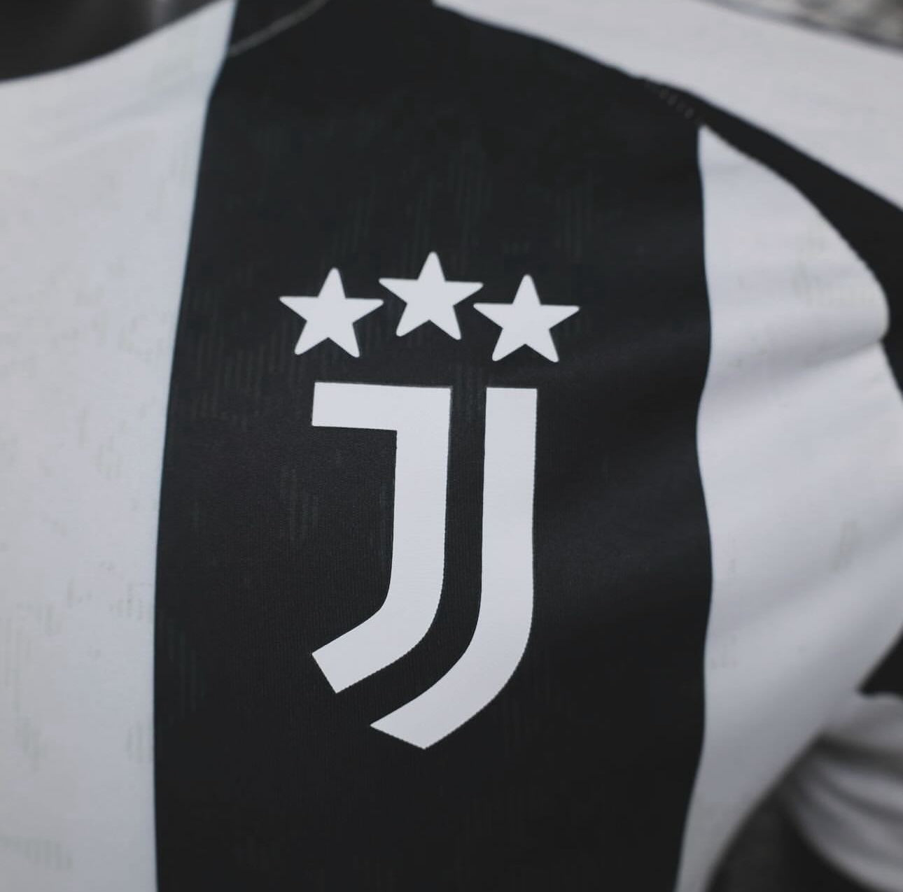 Juventus, Sezona 2024/2025, Domaći Dres