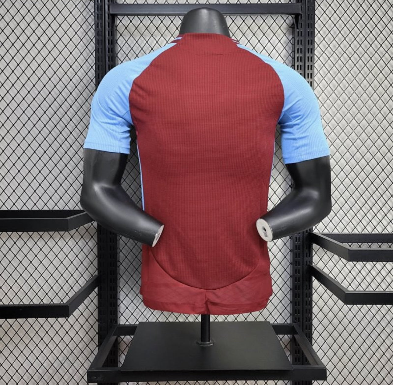 Aston Villa, Sezona 2024/2025, Domaći Dres