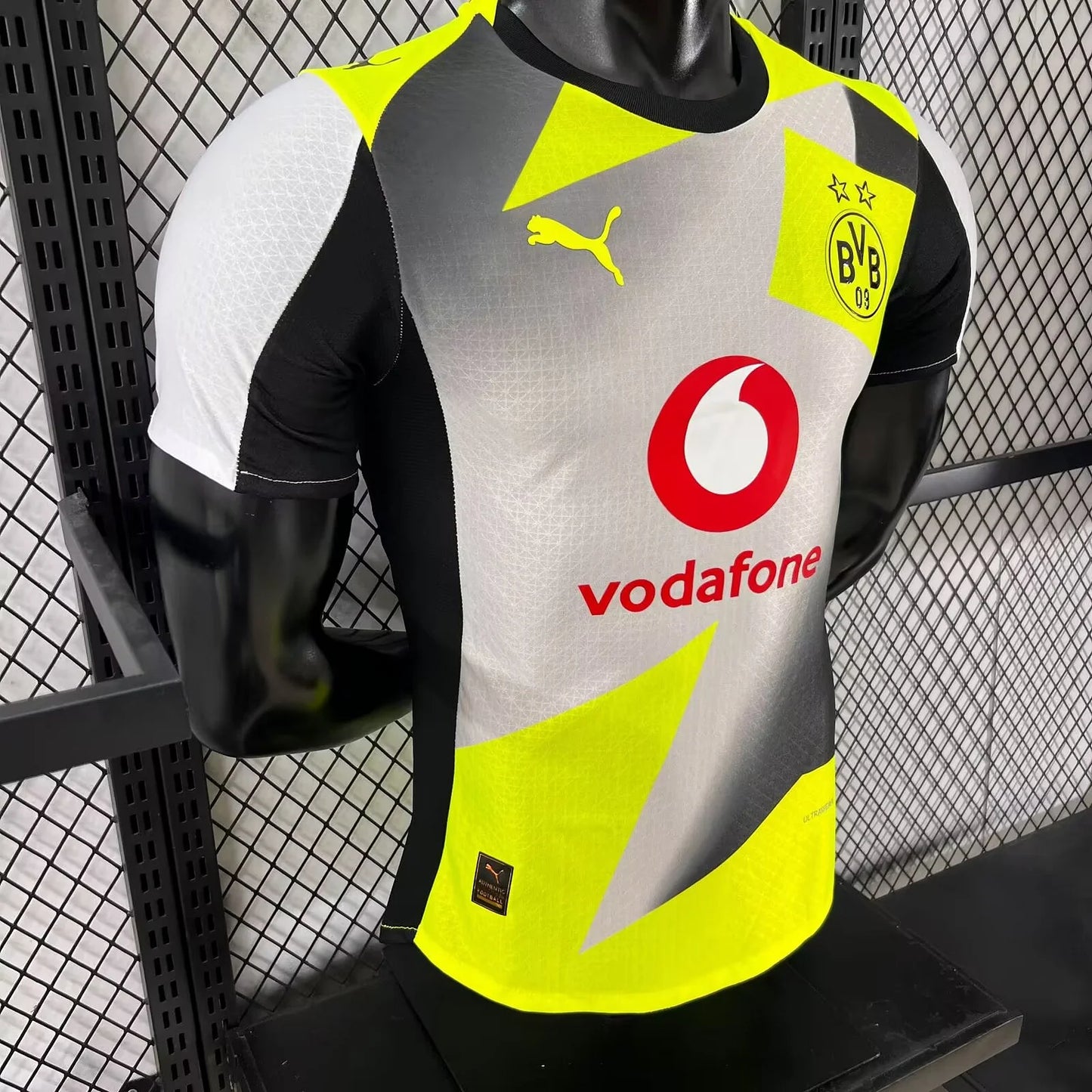 Borussia Dortmund, Sezona 2025/2026, Gostujući Dres