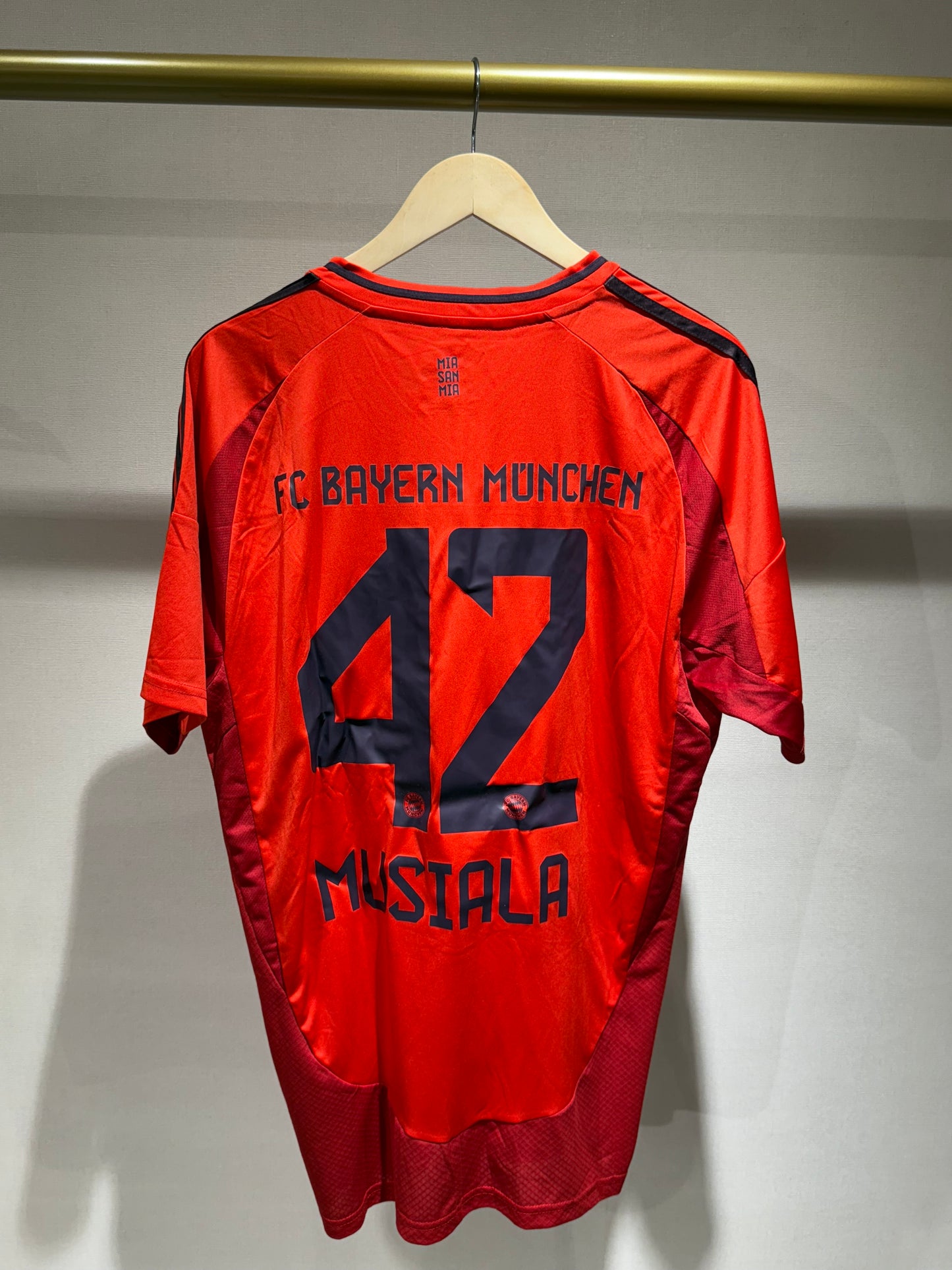 Bayern Münich, Sezona 2024/2025, Domaći Dres - MUSIALA 42