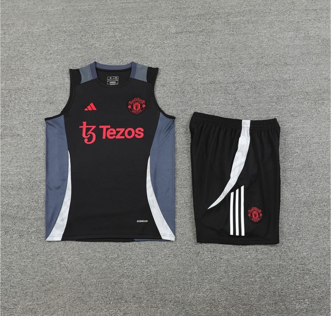 Manchester United Komplet Dres Za Treniranje.