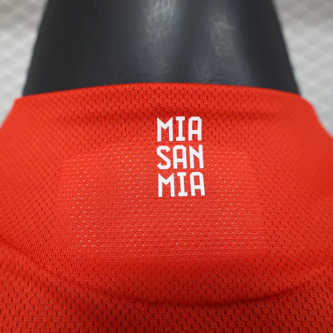 Bayern Münich, Sezona 2025/2026, Domaći Dres