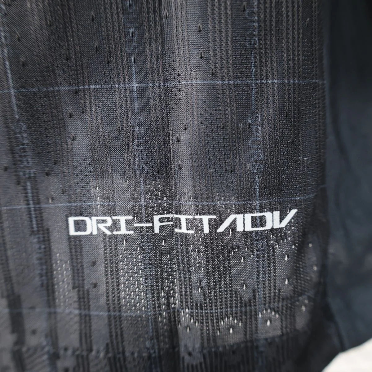 Tottenham, Sezona 2025/2026, Gostujući Dres