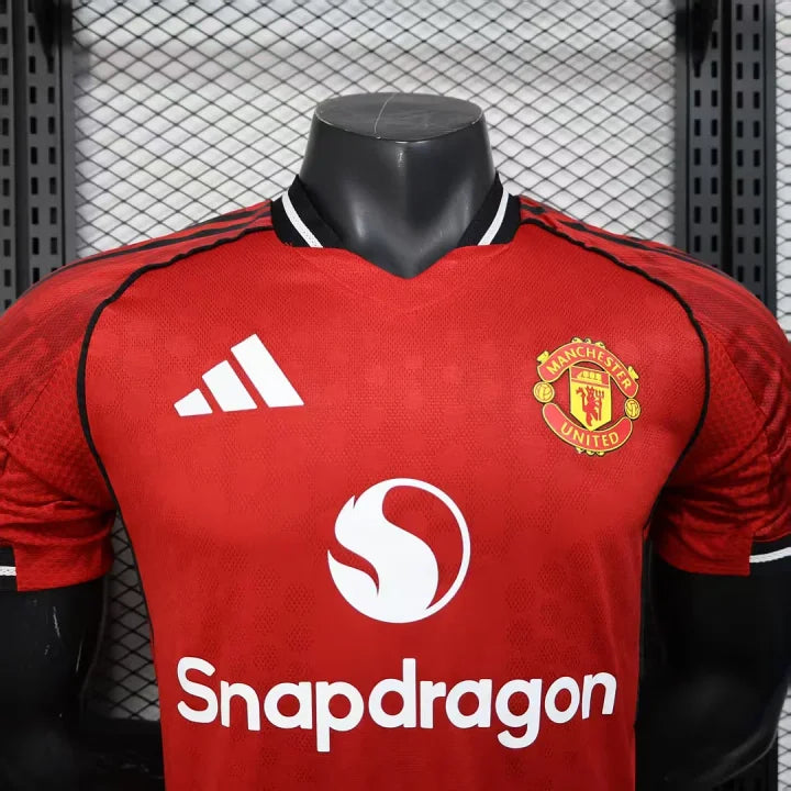 Manchester United, Sezona 2025/2026, Domaći Dres