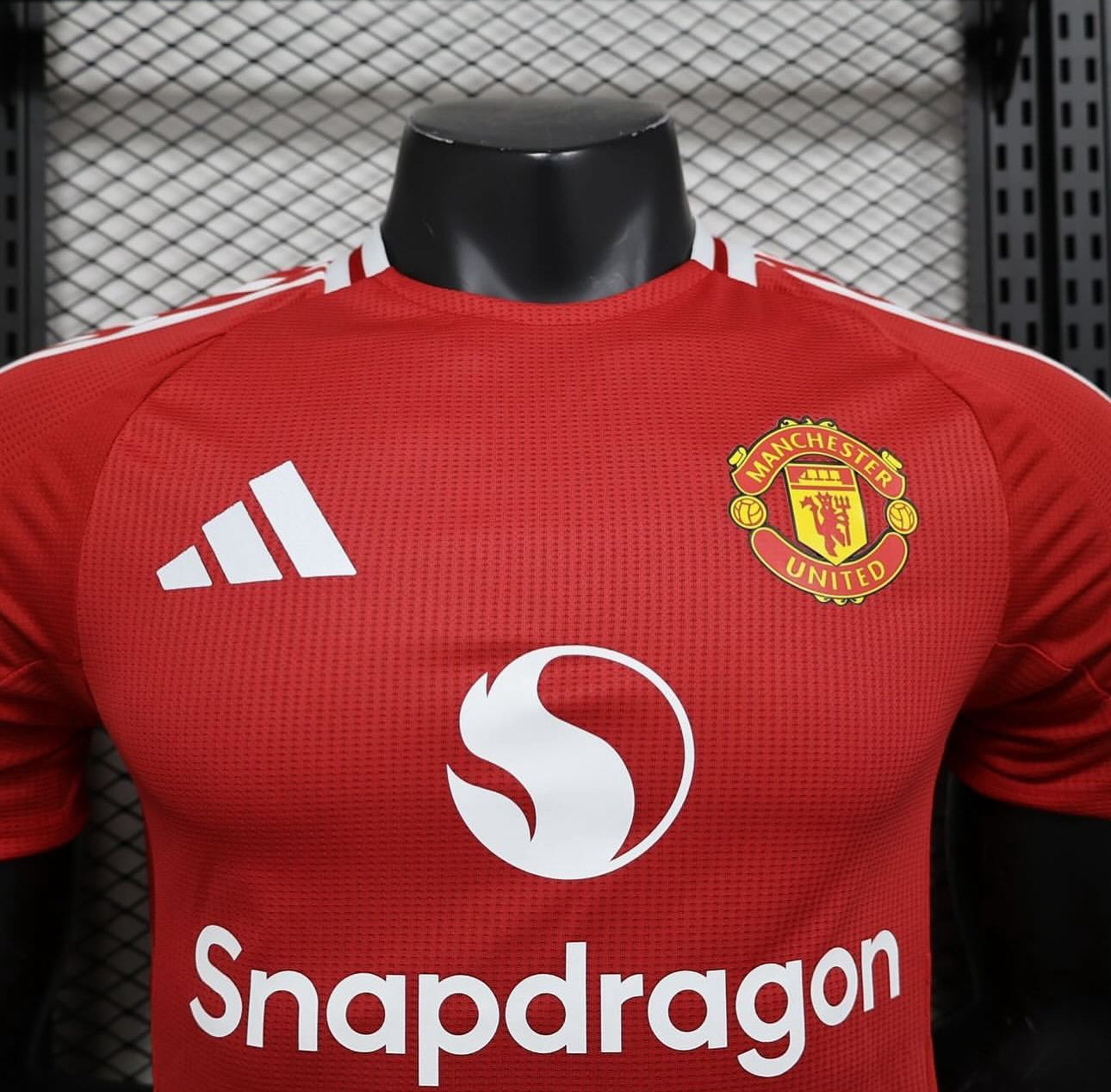 Manchester United, Sezona 2024/2025, Domaći Dres