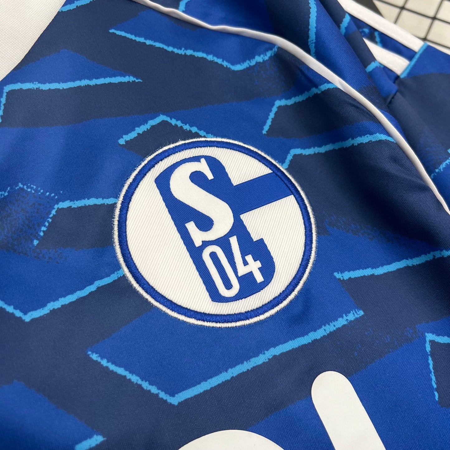 Schalke, Sezona 2025/2026, Domaći Dres