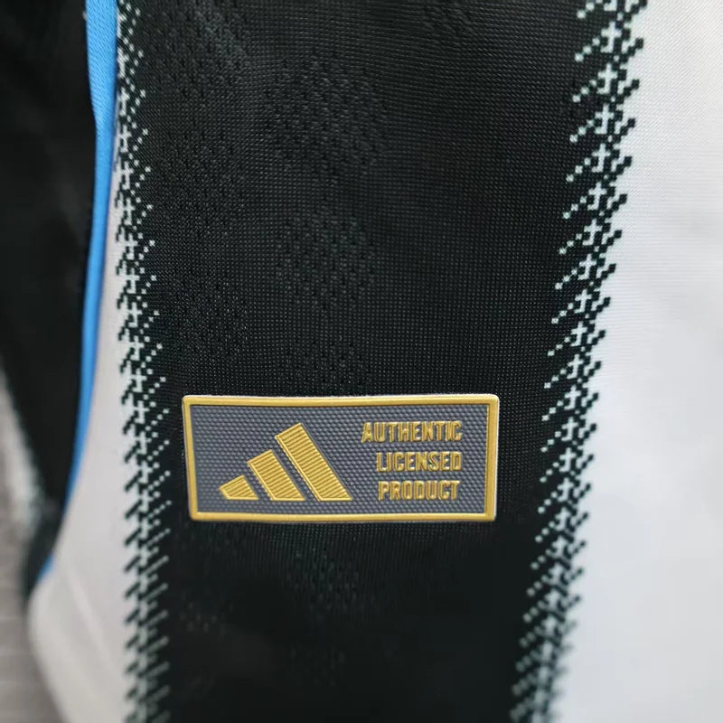 Newcastle, Sezona 2025/2026, Domaći Dres