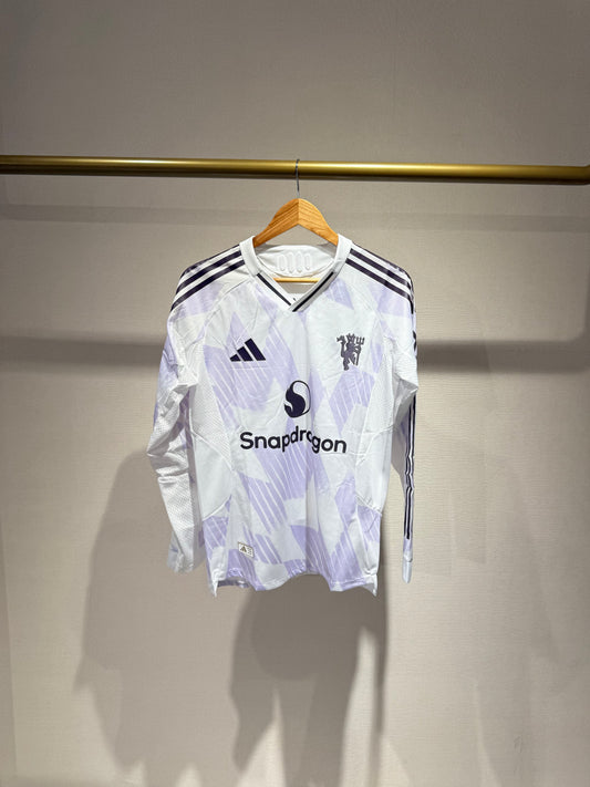 Manchester United, Sezona 2025/2026, Treći Dres