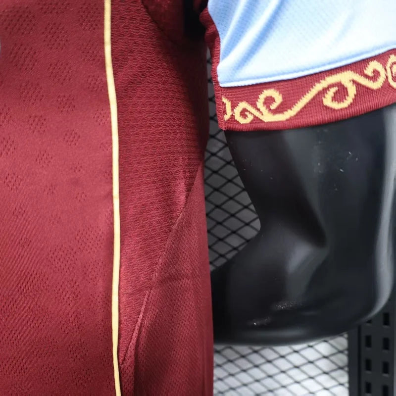 Aston Villa, Sezona 2025/2026, Domaći Dres
