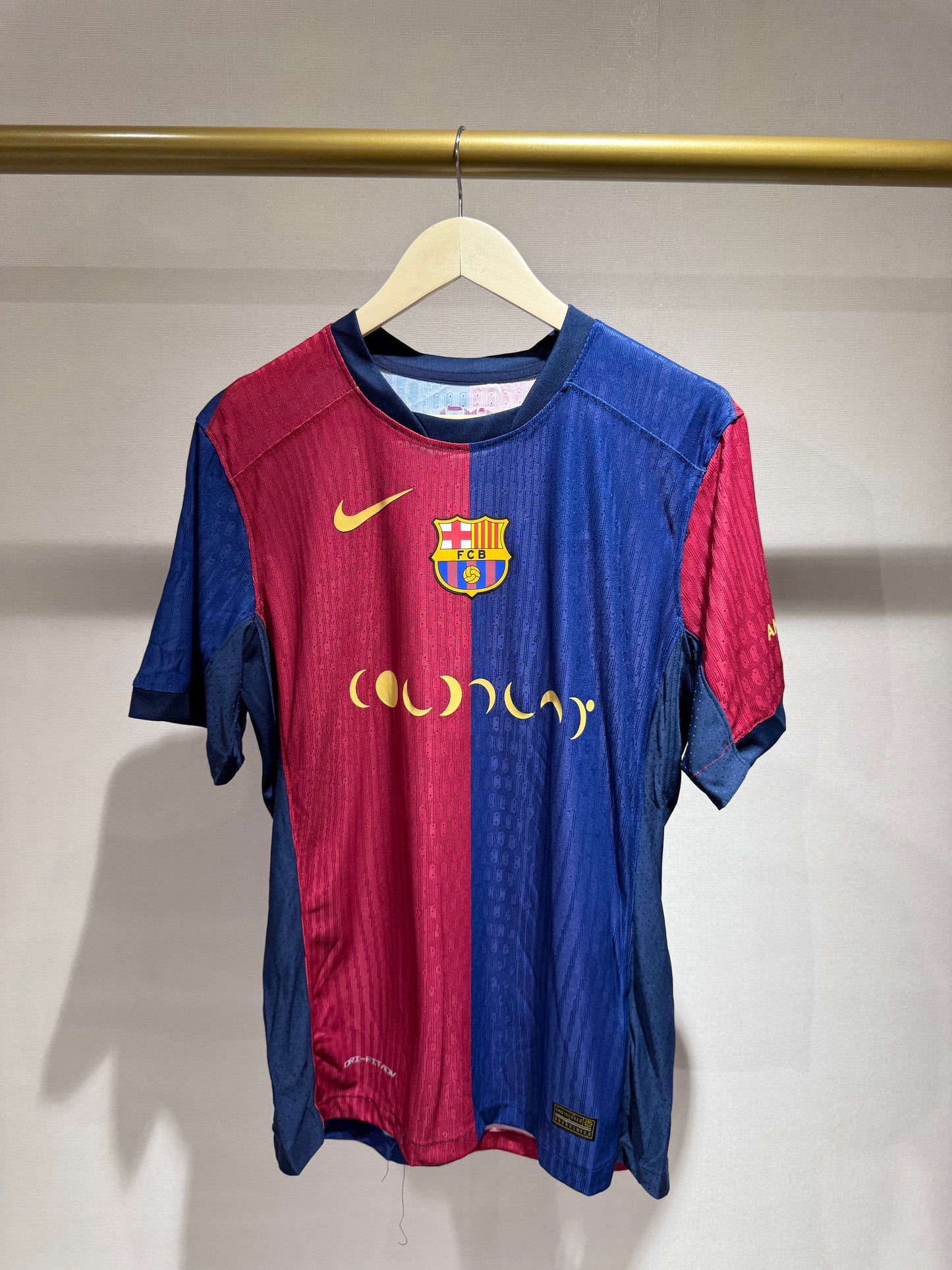 Barcelona, Sezona 2024/2025, Domaći Dres - Coldplay