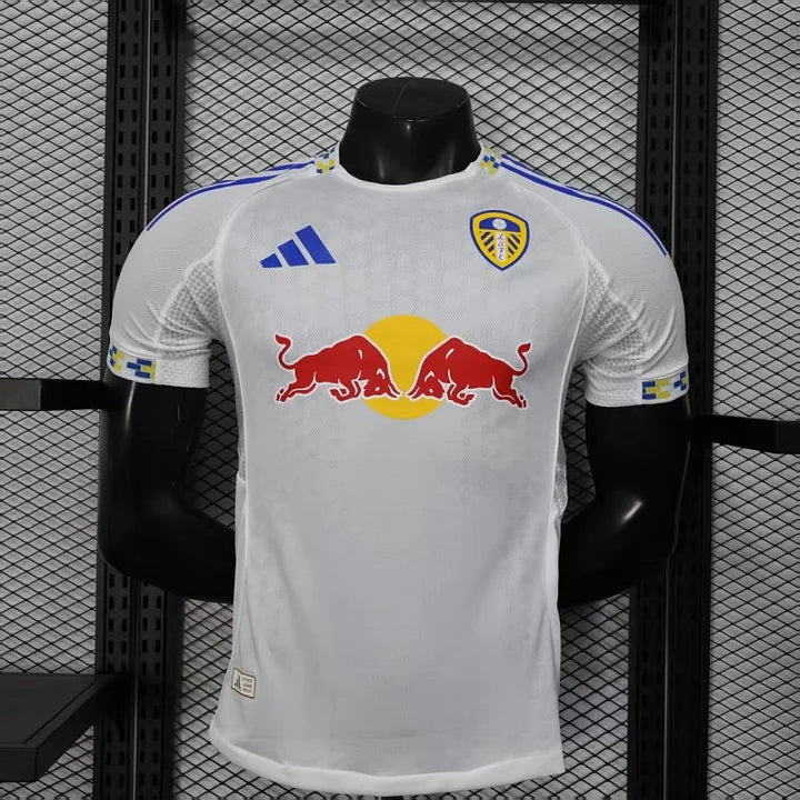 Leeds United, Sezona 2025/2026, Domaći Dres