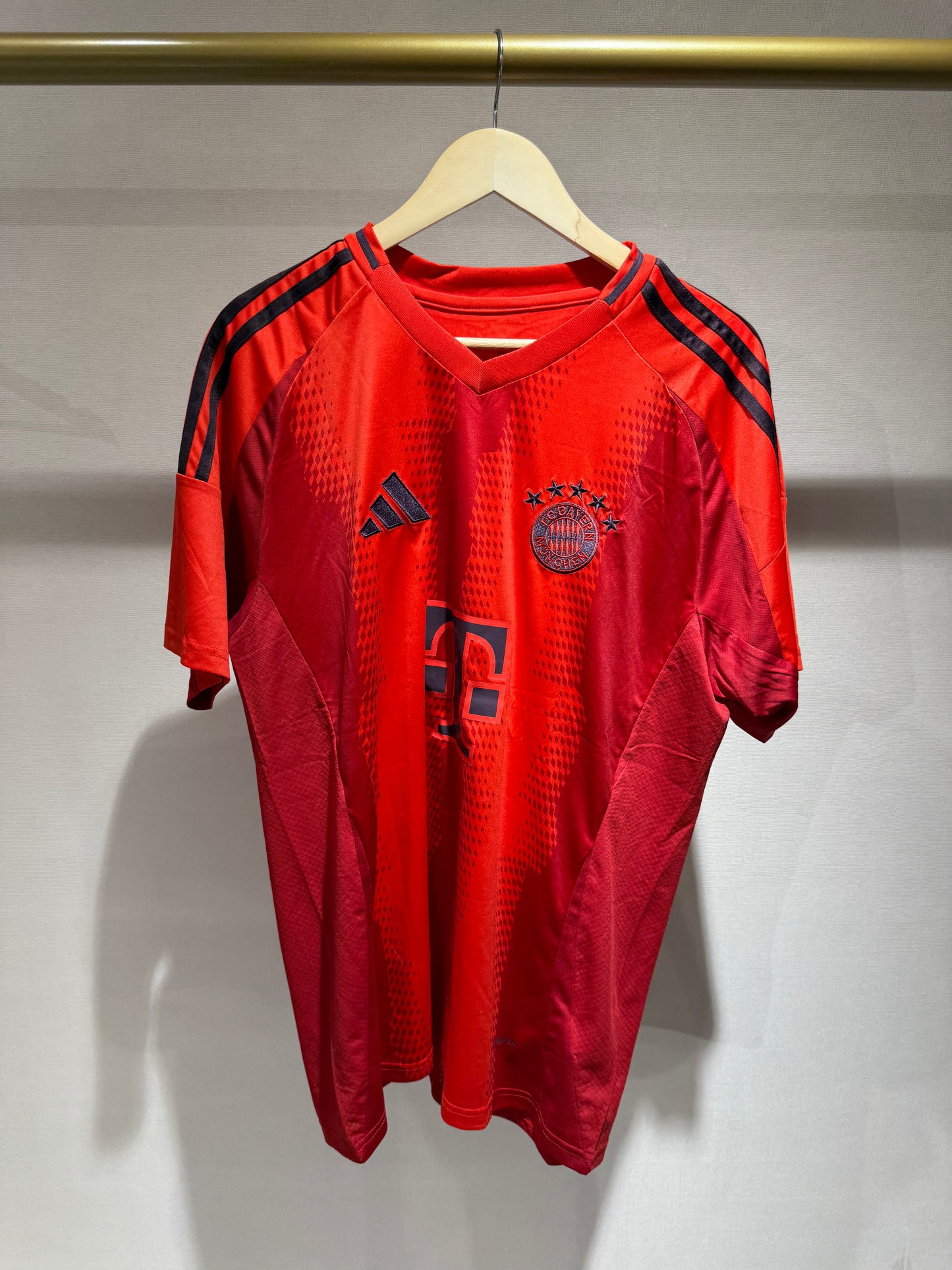 Bayern Münich, Sezona 2024/2025, Domaći Dres - MUSIALA 42