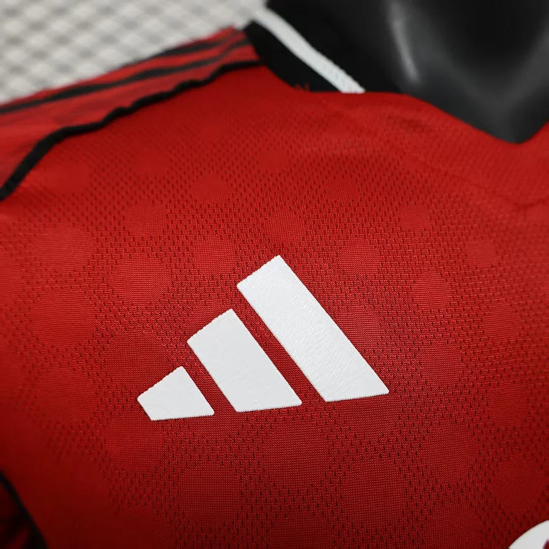 Manchester United, Sezona 2025/2026, Domaći Dres