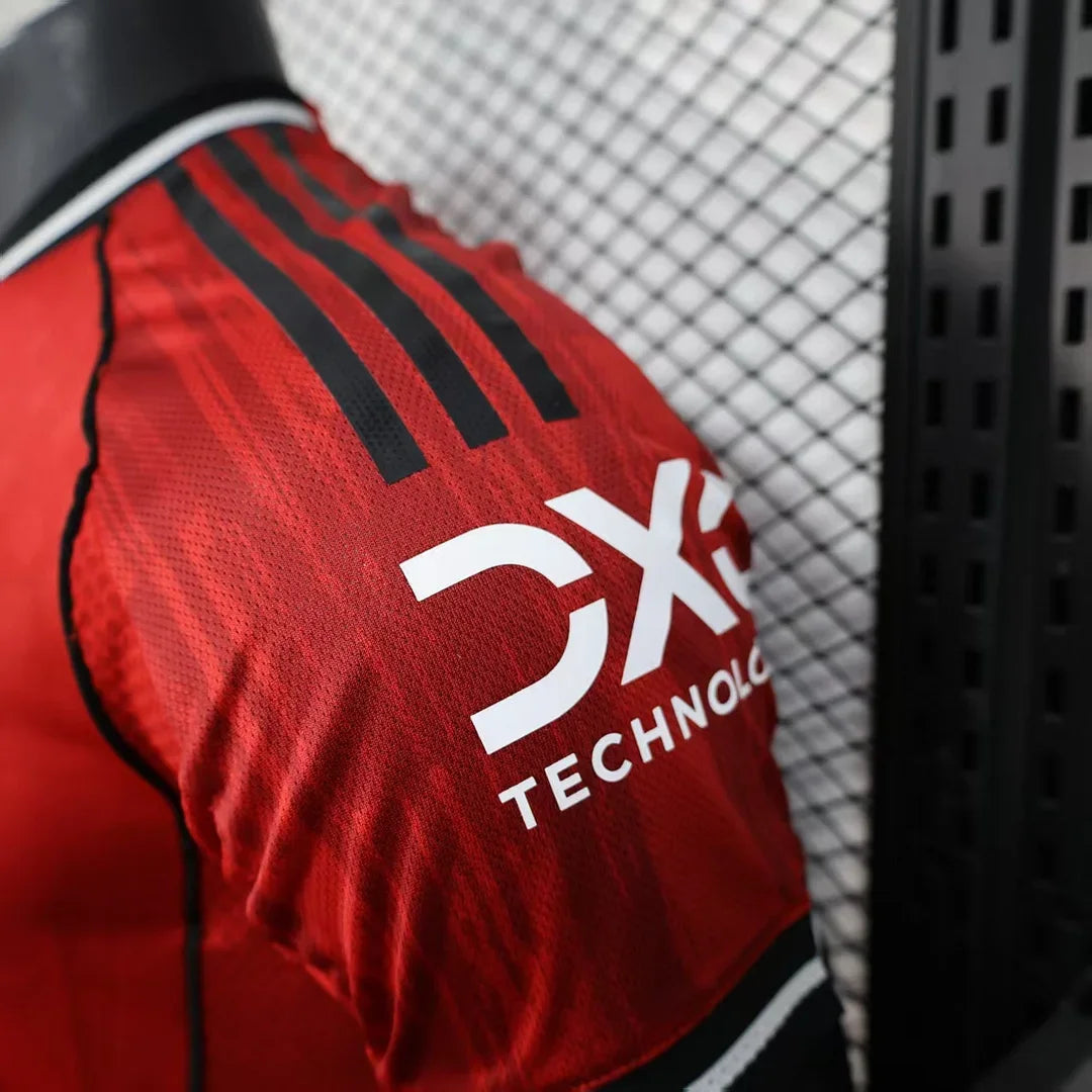 Manchester United, Sezona 2025/2026, Domaći Dres