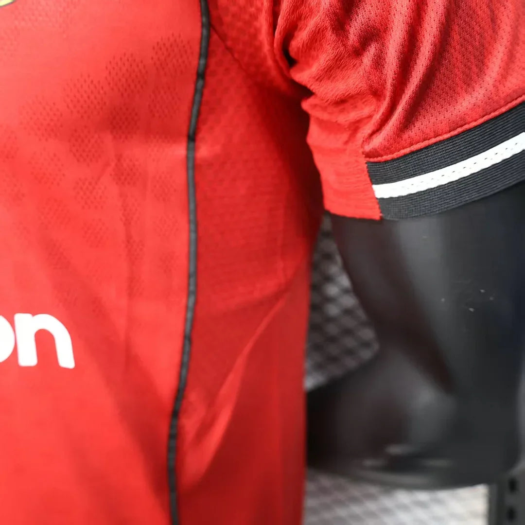 Manchester United, Sezona 2025/2026, Domaći Dres