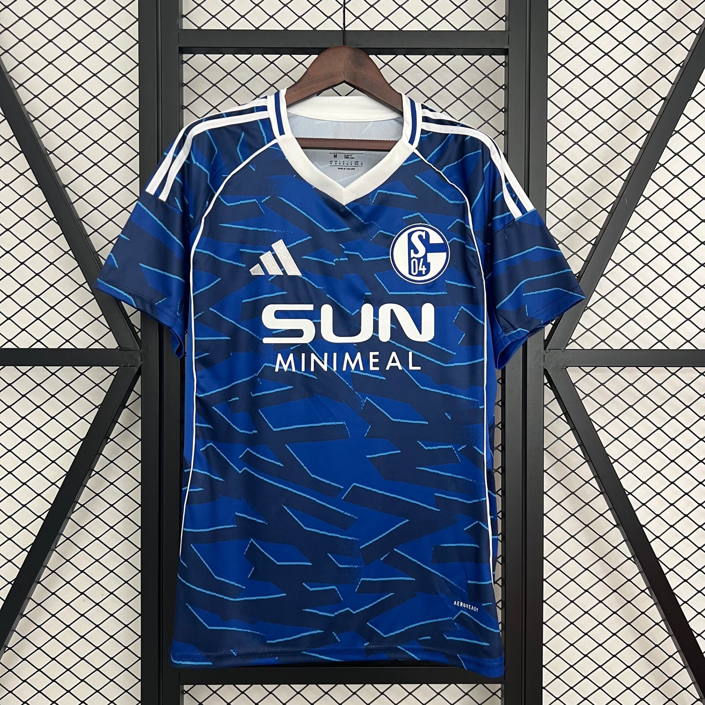 Schalke, Sezona 2025/2026, Domaći Dres