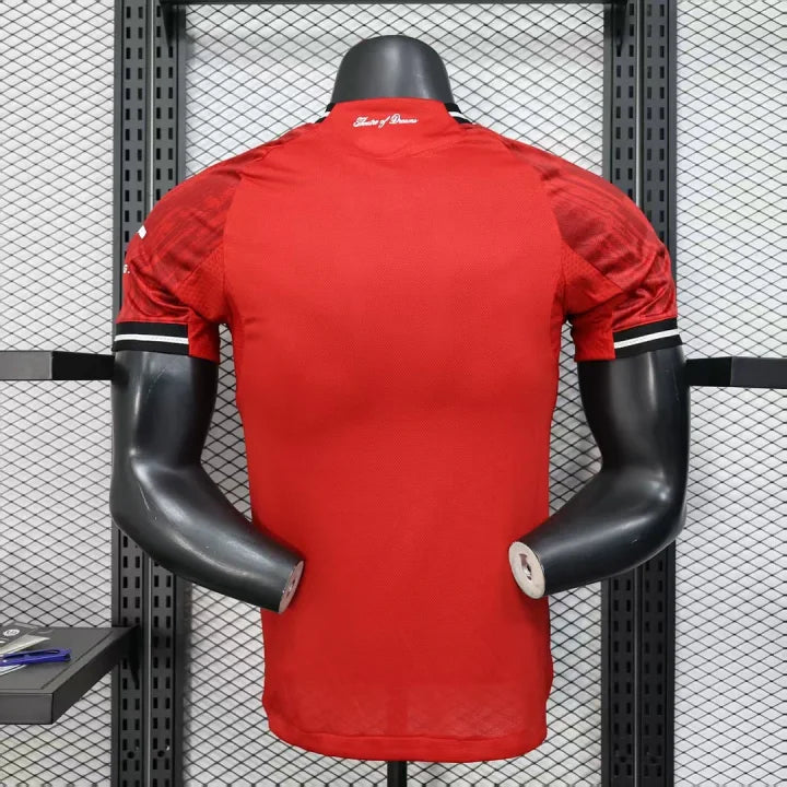 Manchester United, Sezona 2025/2026, Domaći Dres