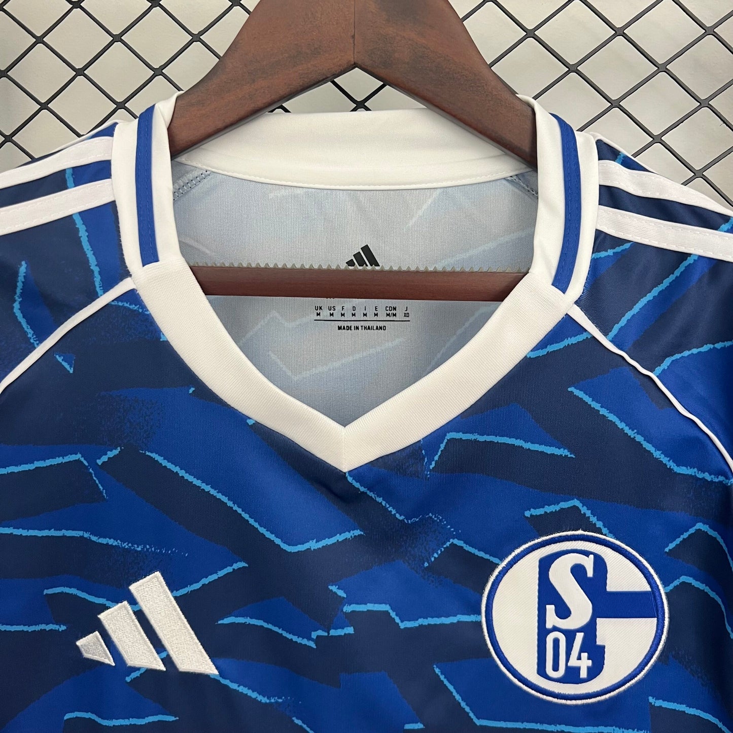Schalke, Sezona 2025/2026, Domaći Dres