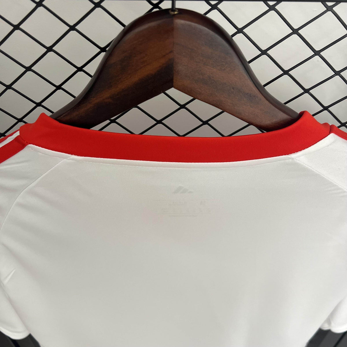 Sevilla, Sezona 2025/2026, Domaći Dres