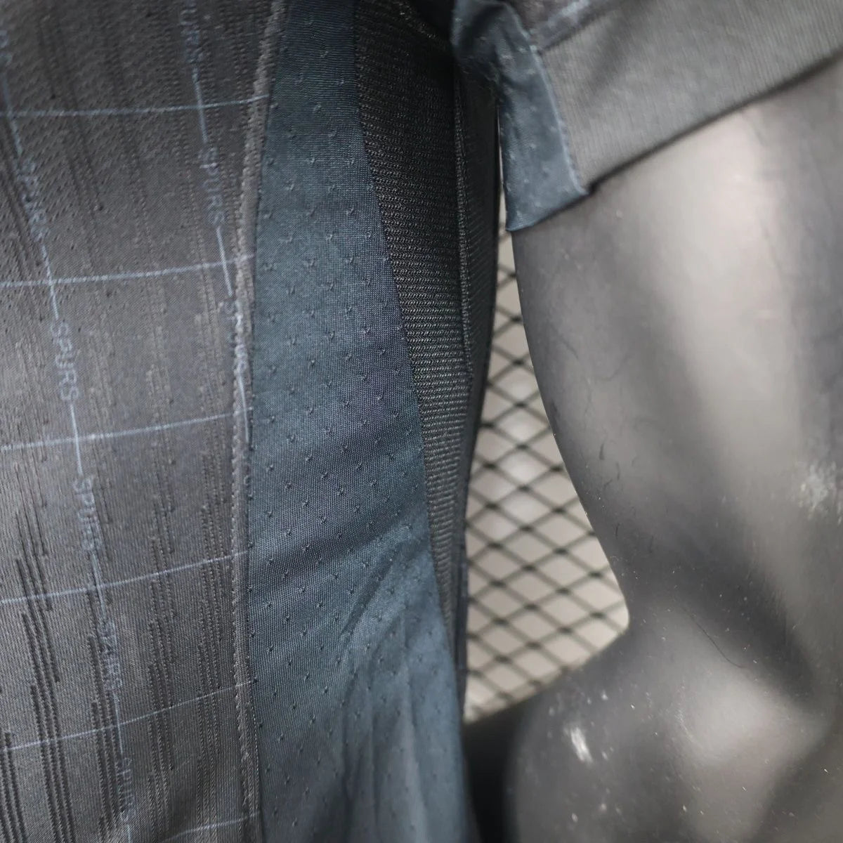 Tottenham, Sezona 2025/2026, Gostujući Dres