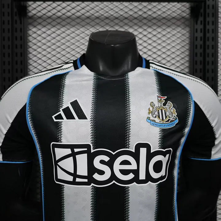 Newcastle, Sezona 2025/2026, Domaći Dres