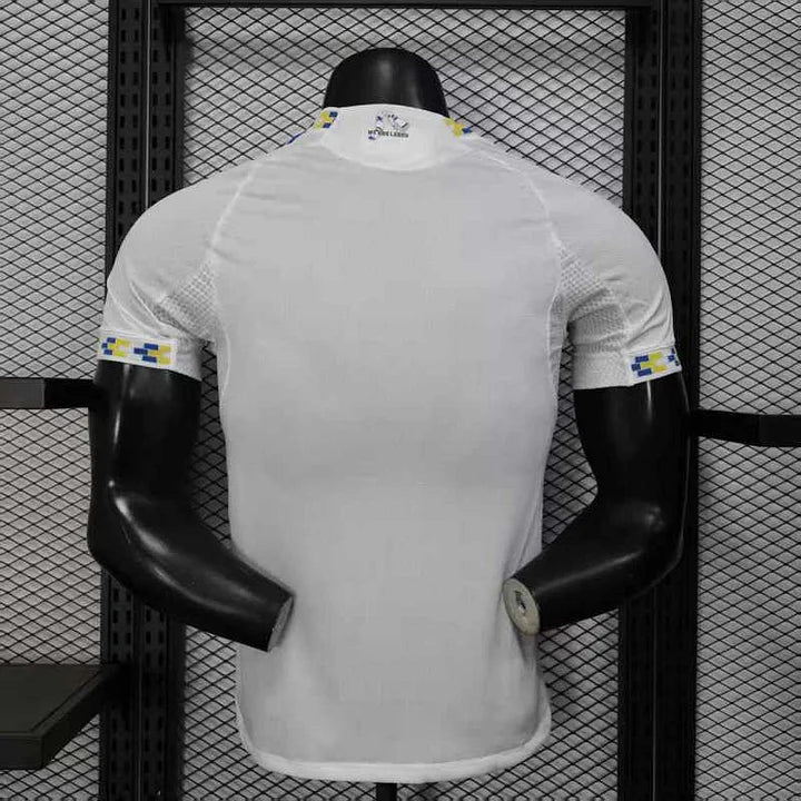 Leeds United, Sezona 2025/2026, Domaći Dres