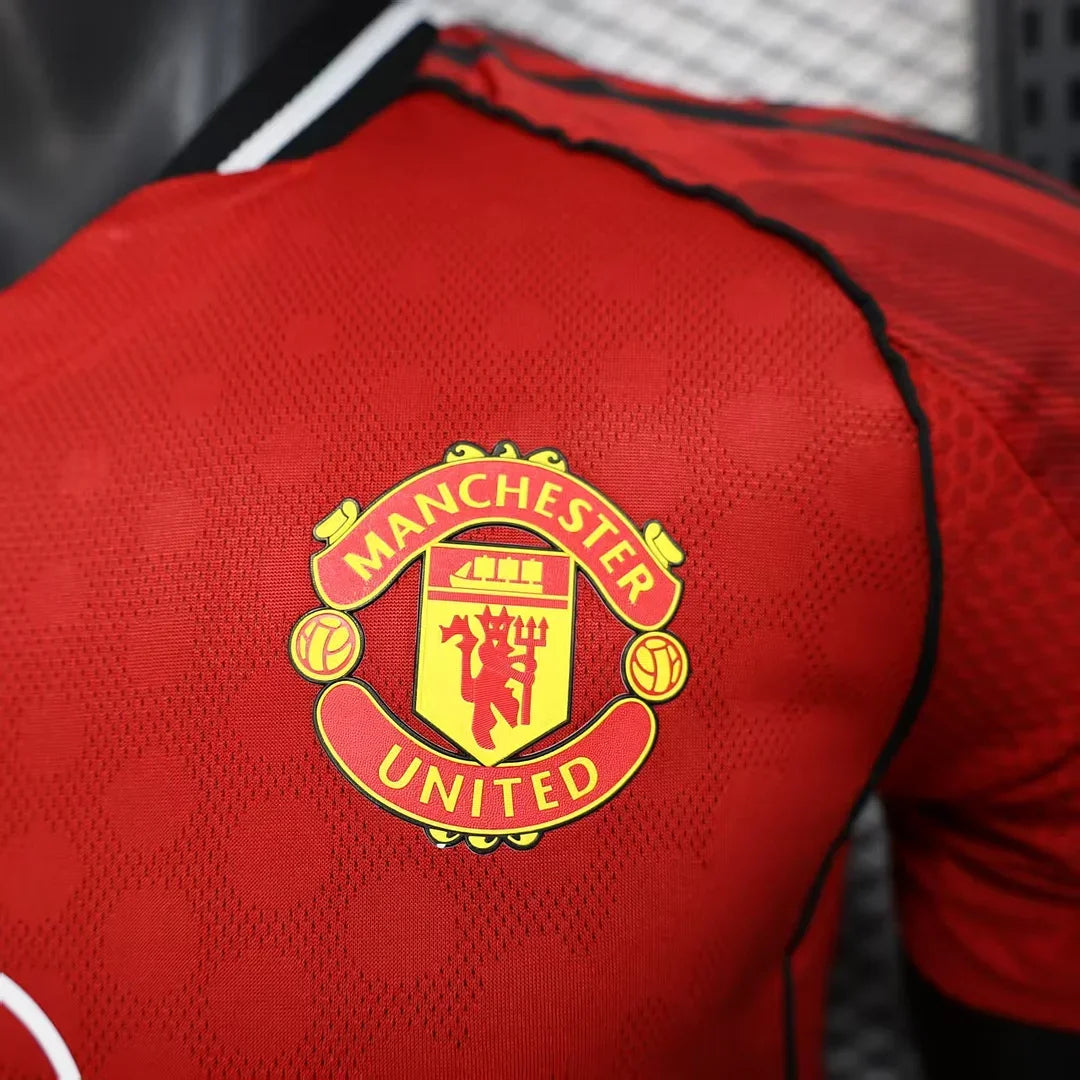 Manchester United, Sezona 2025/2026, Domaći Dres