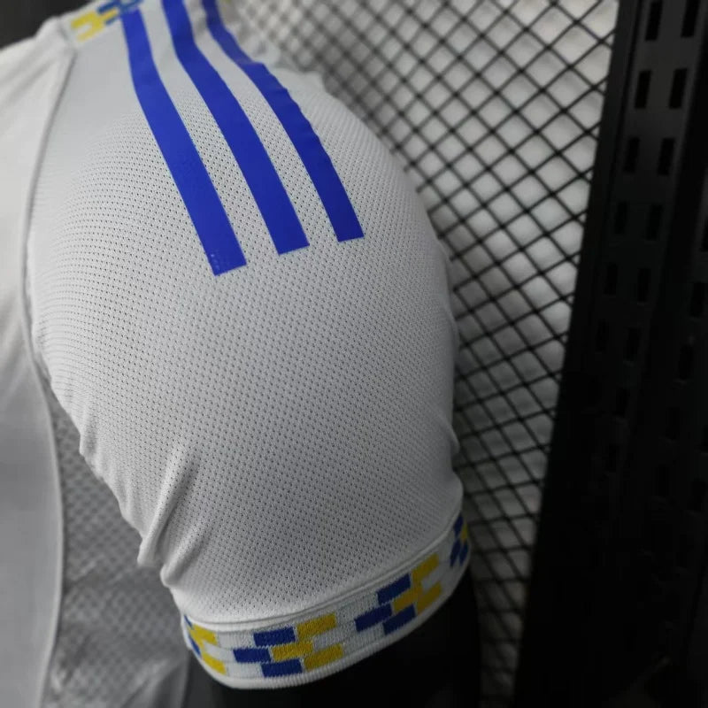 Leeds United, Sezona 2025/2026, Domaći Dres