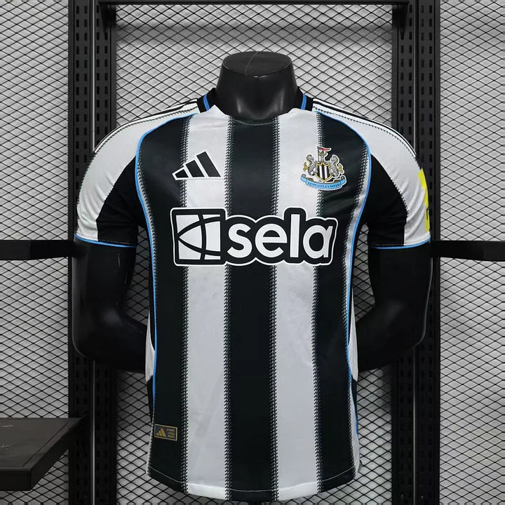 Newcastle, Sezona 2025/2026, Domaći Dres