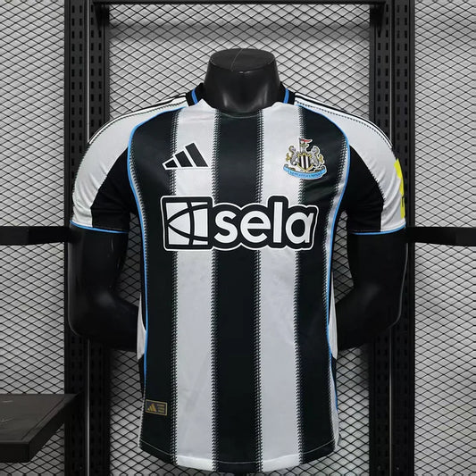 Newcastle, Sezona 2025/2026, Domaći Dres