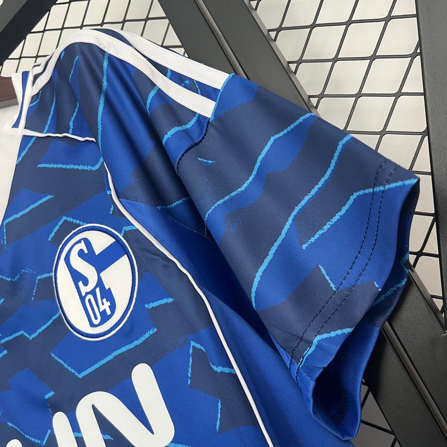 Schalke, Sezona 2025/2026, Domaći Dres