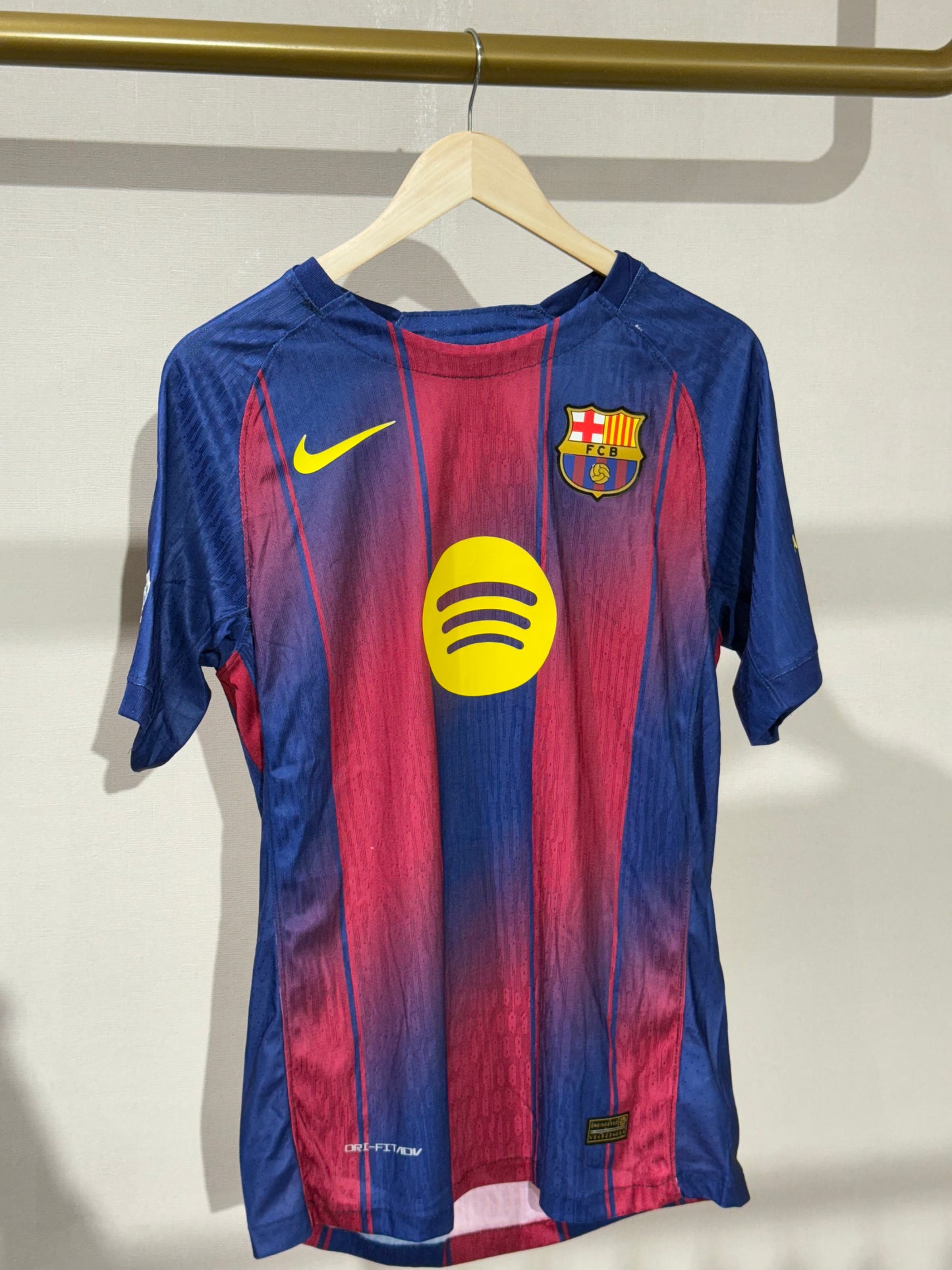 Barcelona, Sezona 2025/2026, Domaći Dres - Pedri 8