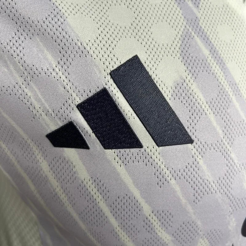 Manchester United, Sezona 2025/2026, Gostujući Dres