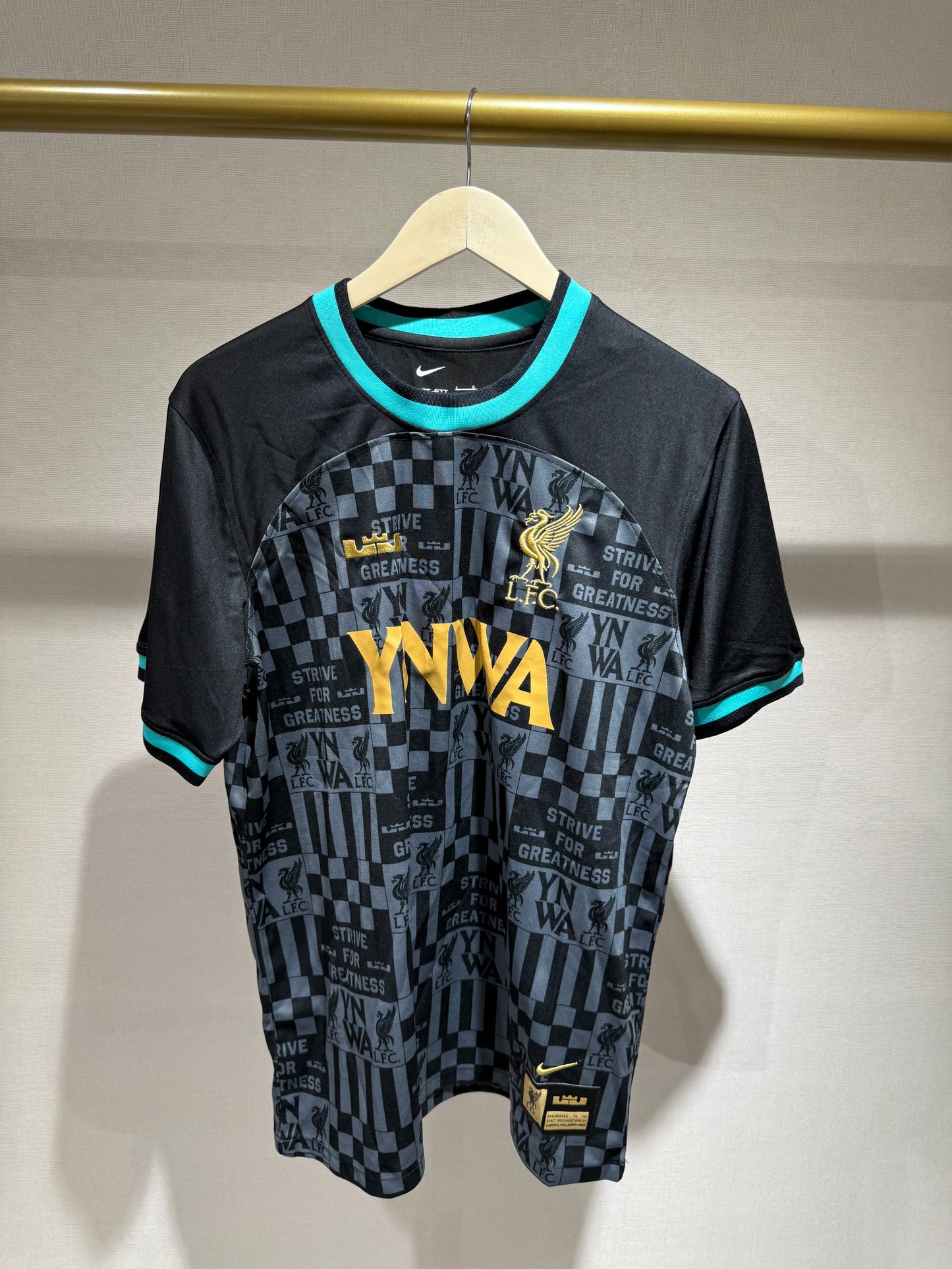 Liverpool x Lebron James Dres