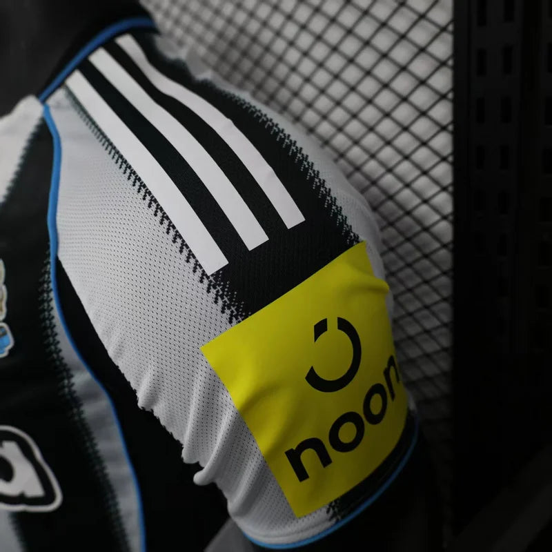 Newcastle, Sezona 2025/2026, Domaći Dres