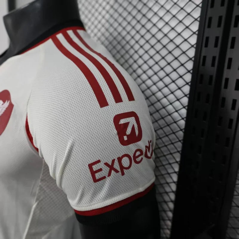 Liverpool, Sezona 2025/2026, Gostujući Dres