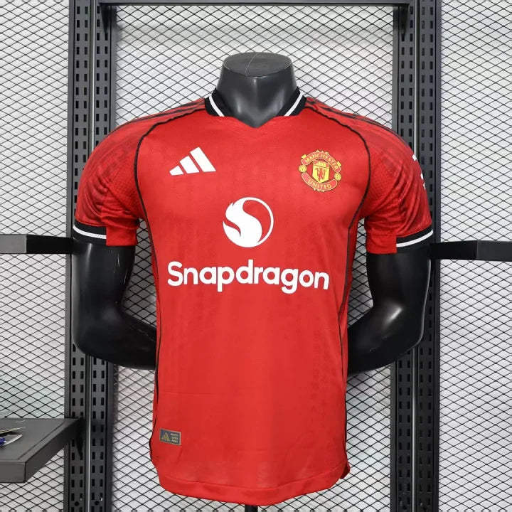 Manchester United, Sezona 2025/2026, Domaći Dres