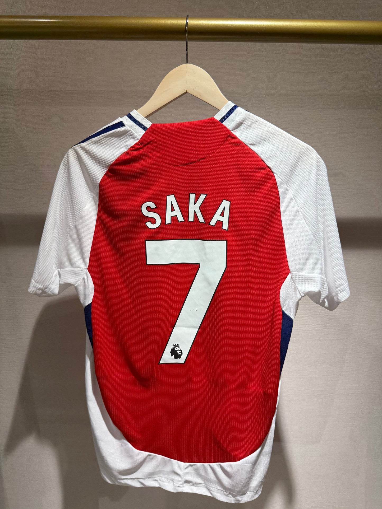Arsenal, Sezona 2024/2025, Domaći Dres - Saka 7