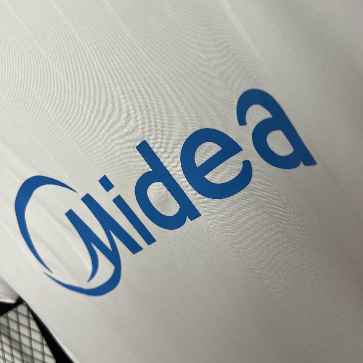 Sevilla, Sezona 2025/2026, Domaći Dres