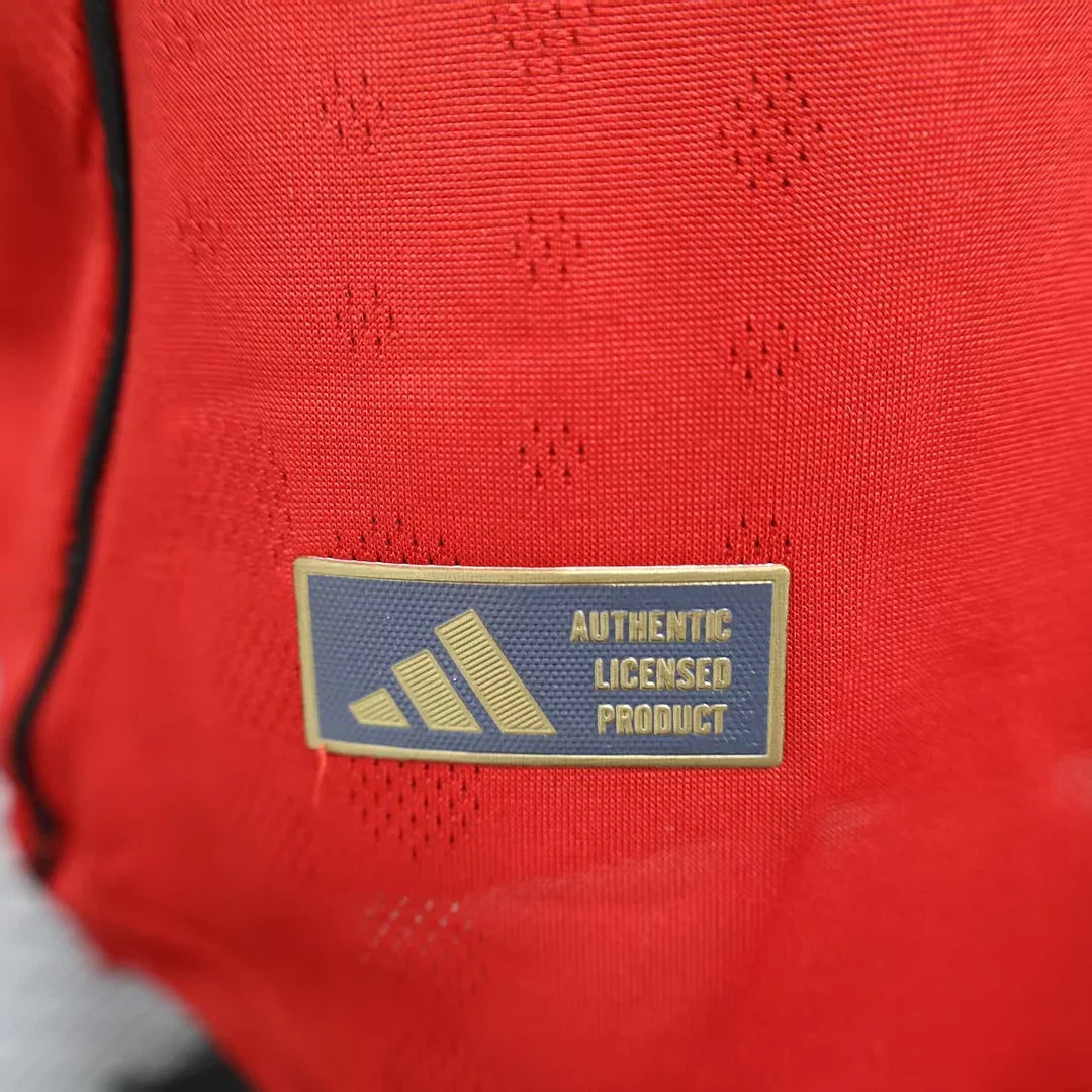 Manchester United, Sezona 2025/2026, Domaći Dres