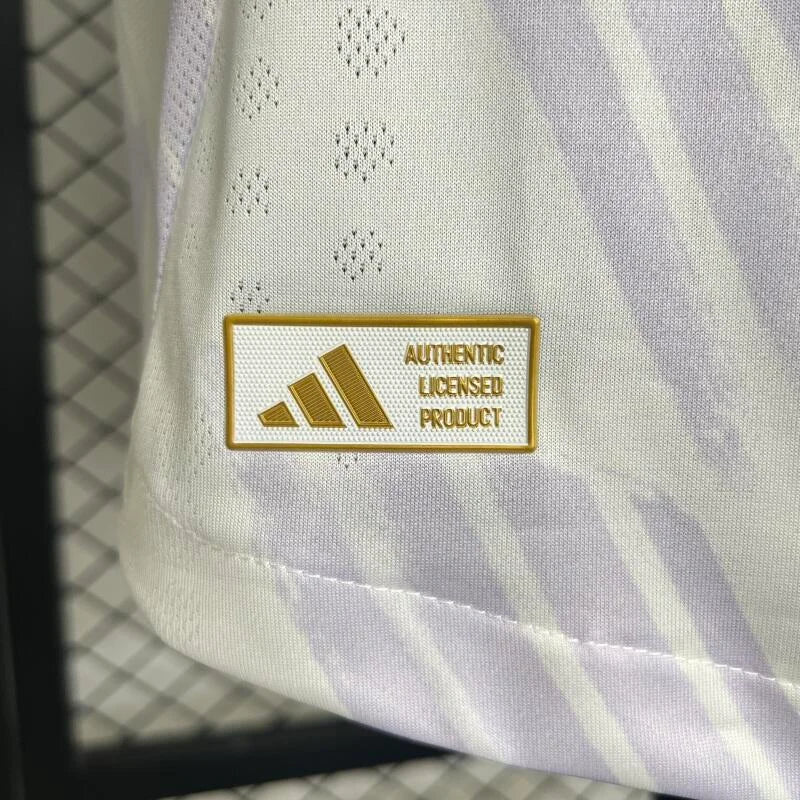 Manchester United, Sezona 2025/2026, Gostujući Dres