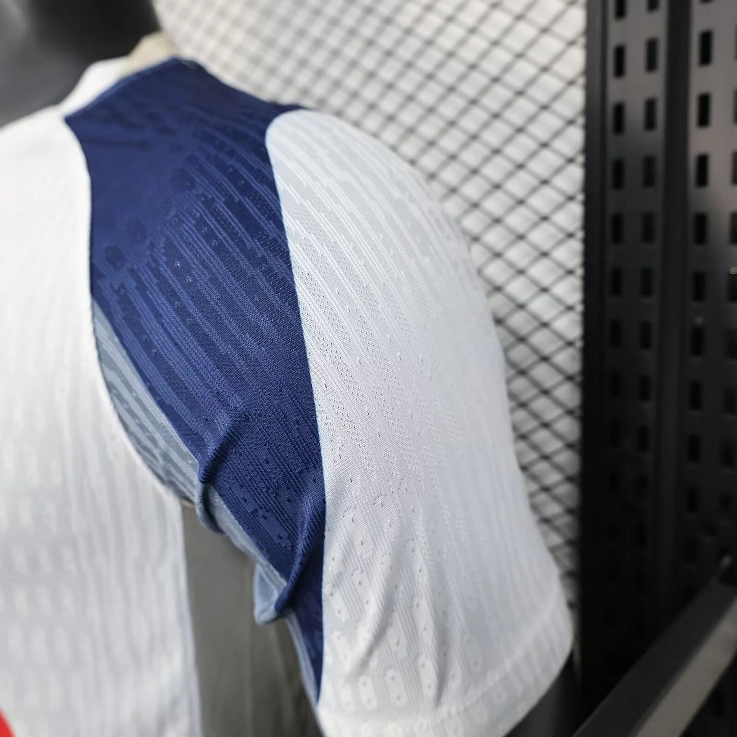 Tottenham, Sezona 2025/2026, Domaći Dres